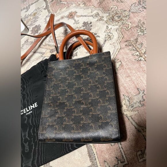 CELINE MINI VERTICAL CABAS IN TRIOMPHE CANVAS & CALFSKIN WITH CELINE PRINT TAN - Picture 5 of 10